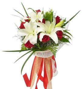 Blooming Hand Bouquet (15 Roses)