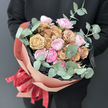 Designer bouquet with ranunculus and bush rose (Usual)