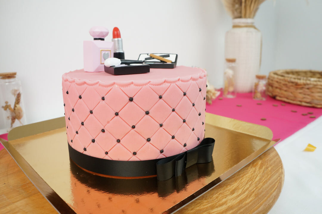 Deluxe Make-Up Cake with Black Ribbon (Small (18 cm (12 servings)))