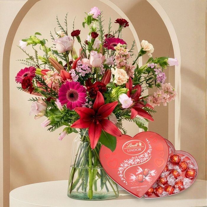 Premium Amore bouquet with Lindt heart