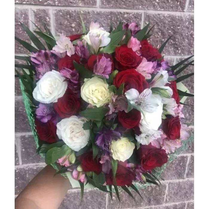Bouquet of roses and alstroemerias
