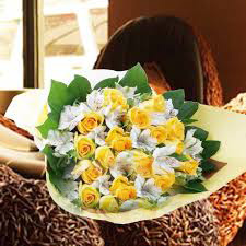 Bouquet of 15 yellow roses with 9 white alstroemerias