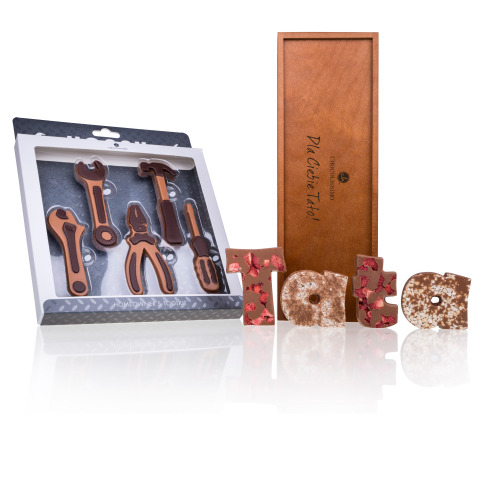 A set of tools and the inscription Dad in milk