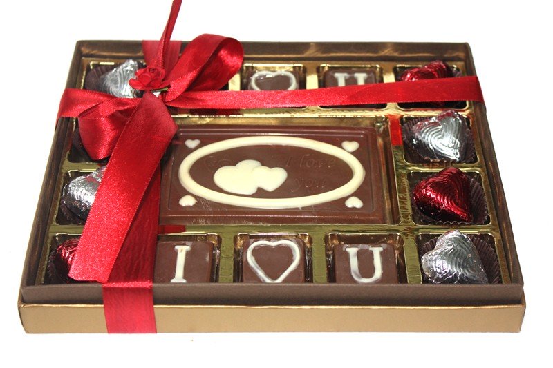 Box with 8 milk chocolate hearts, "I Love You"chocolates and "I love you" Bar