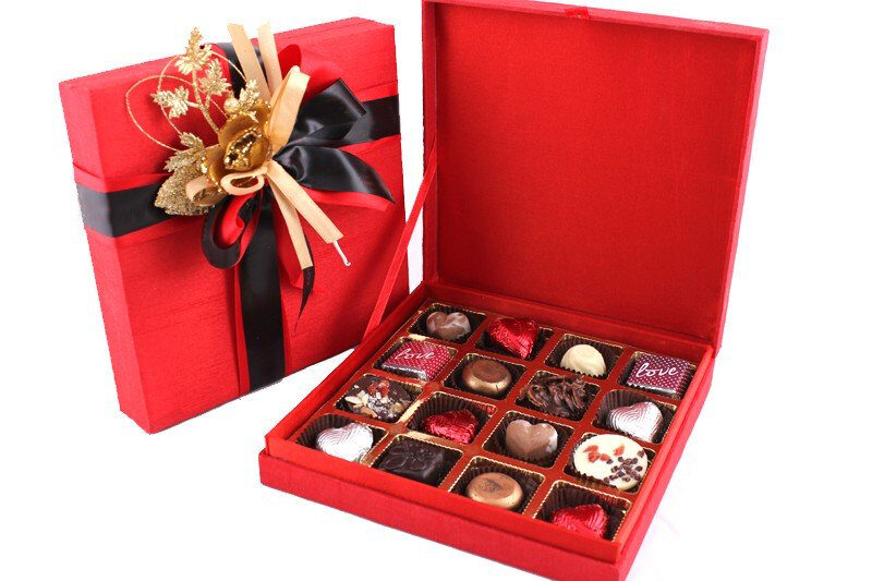 Silk Love box with 16 assorted chocolates